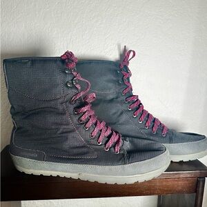 Patagonia Women’s Activist Puff High Waterproof Snow Boot, Black/Currant, 9M uS